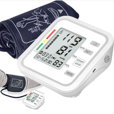 大人の血圧計の腕章bpはデジタル血圧のモニターを監察する